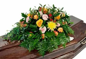 Композиция на гроб из живых цветов №7