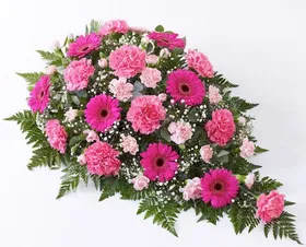Траурный букет из розовых гвоздик, гербер и эвкалипта
