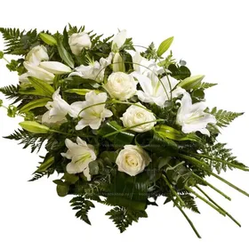 Траурный букет из белых роз и лилий