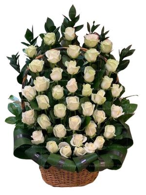 Ритуальная корзина из живых цветов 40 белых роз