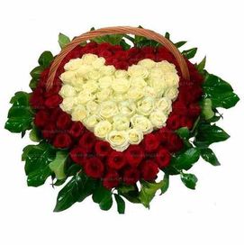 Ритуальная корзина из 100 красных и белых роз в виде сердца