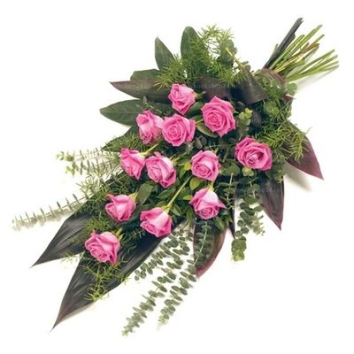 Траурный букет из 16 розовых роз и зелени