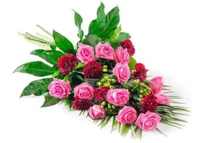 Траурный букет из розовых роз и красных гвоздик