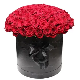 Ритуальная корзина из живых цветов 100 красных роз в коробке