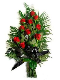 Траурный букет из 16 красных роз и папоротника