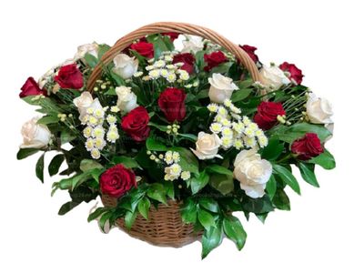 Ритуальная корзина из живых цветов 30 красно-белых роз и хризантем