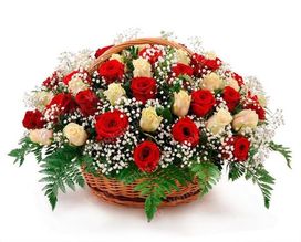 Ритуальная корзина из живых цветов 50 белых и красных роз и гипсофилы