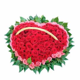 Ритуальная корзина из 100  розовых и красных роз в виде сердца