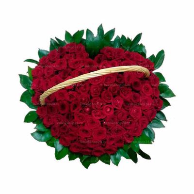 Ритуальная корзина из живых цветов 100 красных роз в виде сердца