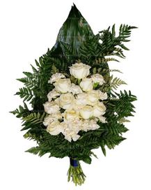 Траурный букет из белых роз и гвоздик с папоротником