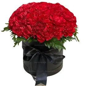 Ритуальная корзина из 50 красных гвоздик в коробке