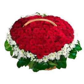Ритуальная корзина из 100 красных роз в виде сердца и хризантем