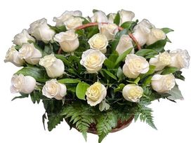 Ритуальная корзина из живых цветов 30 белых роз и папоротника