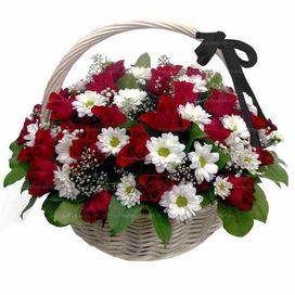 Ритуальная корзина из живых цветов 30 красных роз и хризантем