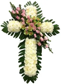 Крест из живых цветов №11