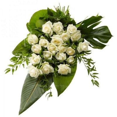Траурный букет из 24 белых роз и зелени