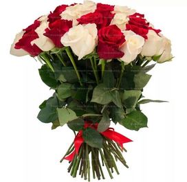 Траурный букет из 30 красных и белых роз
