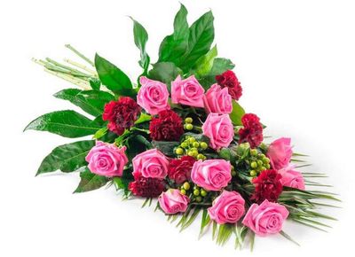 Траурный букет из розовых роз и красных гвоздик