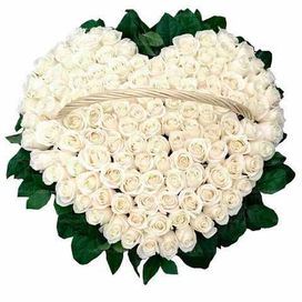Ритуальная корзина из живых цветов 100 белых роз в виде сердца