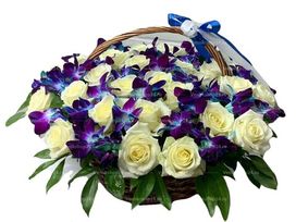 Ритуальная корзина из живых цветов 28 белых роз и орхидея