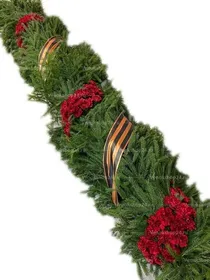 Гирлянда на возложение из натуральной хвои с гвоздиками
