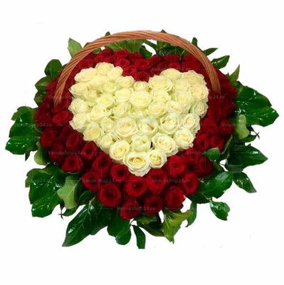 Ритуальная корзина из 100 красных и белых роз в виде сердца